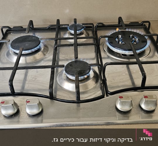 כיריים גז עם ארבעה מבערים דולקים